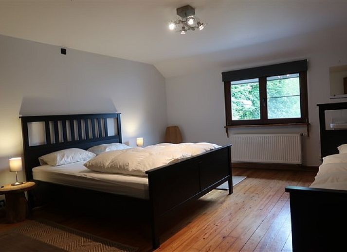 Groene tuinen omringen Vakantiehuis La Mouche in Vresse-sur-Semois, perfect voor een ontspannen vakantie in de Ardennen.
