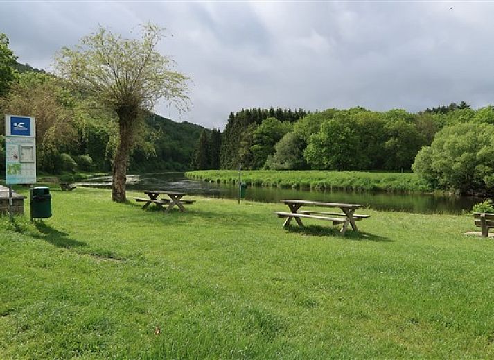 Uitgestrekte tuin bij Vakantiehuis La Mouche in Vresse-sur-Semois, een vakantiewoning in de groene Ardennen.