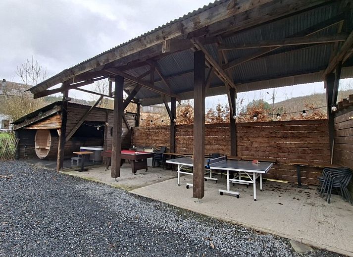 Uitgestrekte tuin bij Vakantiehuis La Mouche in Vresse-sur-Semois, een vakantiewoning in de groene Ardennen.