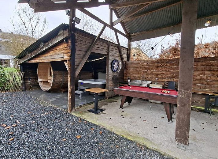 Uitgestrekte tuin bij Vakantiehuis La Mouche in Vresse-sur-Semois, een vakantiewoning in de groene Ardennen.