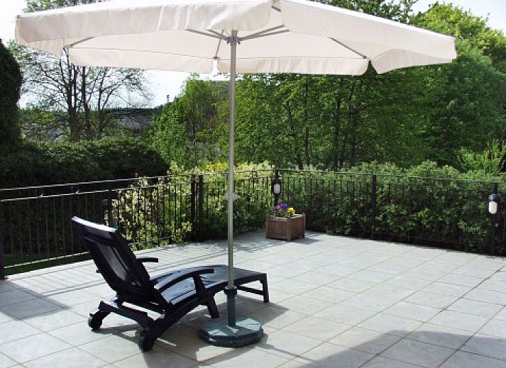 Overdekt terras bij Les Gronsarts Vencimont in de Ardennen, met uitzicht op de groene omgeving in Vencimont, Belgi.