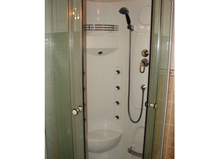 Cozy dining room in L'Odasse, vacation home Bohan, Ardennes, with wooden furniture and rural atmosphere.