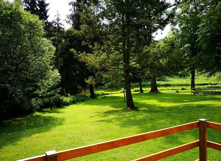 Charmantes Chalet Ferienhaus in Bohan mit Holzveranda in den Ardennen, Namur, Belgien.