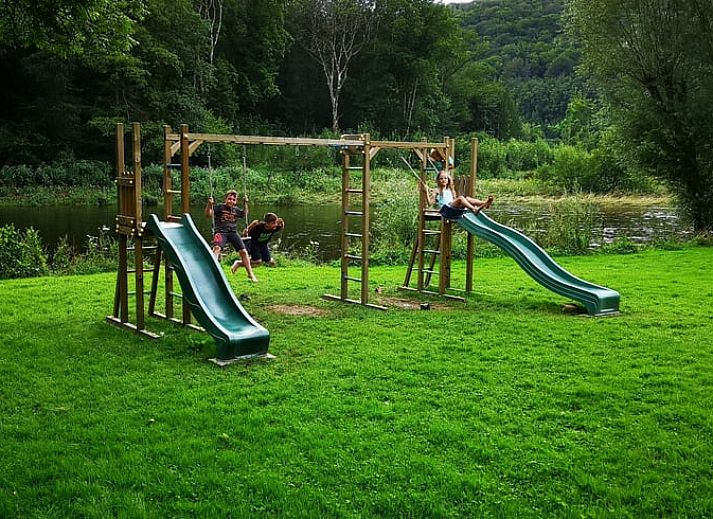 Ruhiger Garten des Ferienhauses in Bohan, umgeben von Baeumen in den Ardennen, Namur, Belgien.