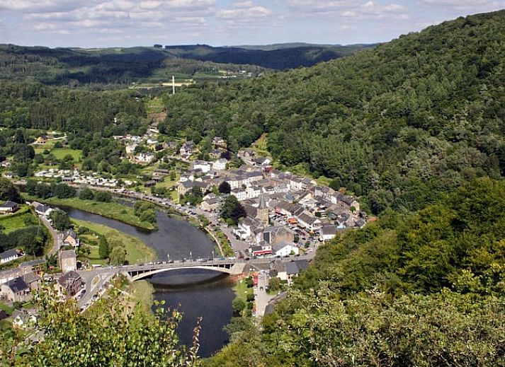 Ruhiger Garten des Ferienhauses in Bohan, umgeben von Baeumen in den Ardennen, Namur, Belgien.