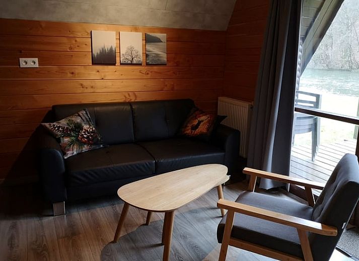 Gemuetlicher Innenbereich mit Blick auf die Terrasse im Cottage in Bohan, einem Ferienhaus in den Ardennen, Belgien.