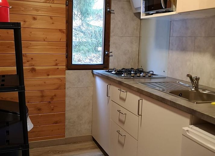 Gemuetlicher Innenbereich mit Blick auf die Terrasse im Cottage in Bohan, einem Ferienhaus in den Ardennen, Belgien.
