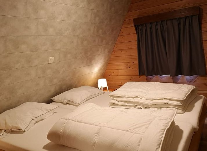 Gemuetlicher Innenbereich mit Blick auf die Terrasse im Cottage in Bohan, einem Ferienhaus in den Ardennen, Belgien.