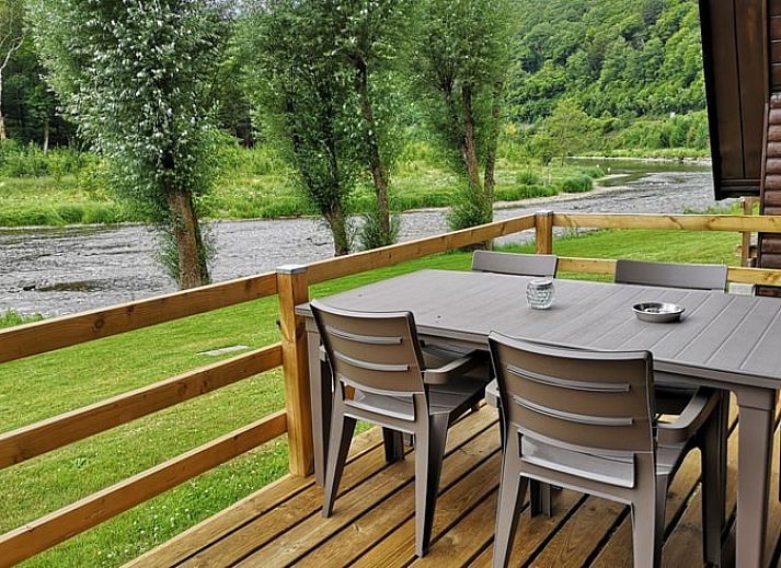 Gemuetlicher Innenbereich mit Blick auf die Terrasse im Cottage in Bohan, einem Ferienhaus in den Ardennen, Belgien.