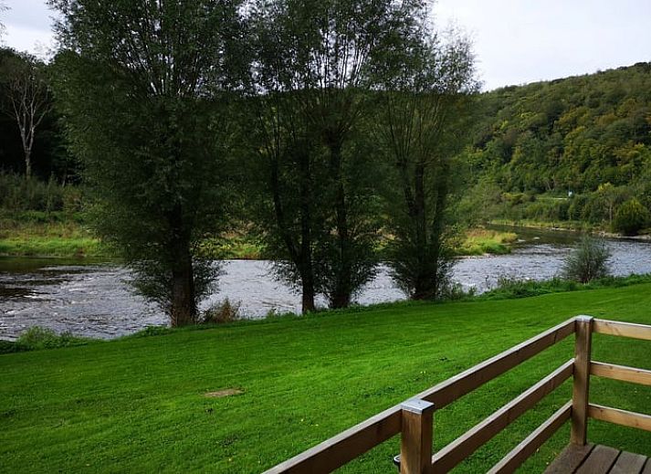 Essecke in Cottage in Bohan, Ferienhaus in den Ardennen, mit Holzausstattung in Bohan, Belgien.