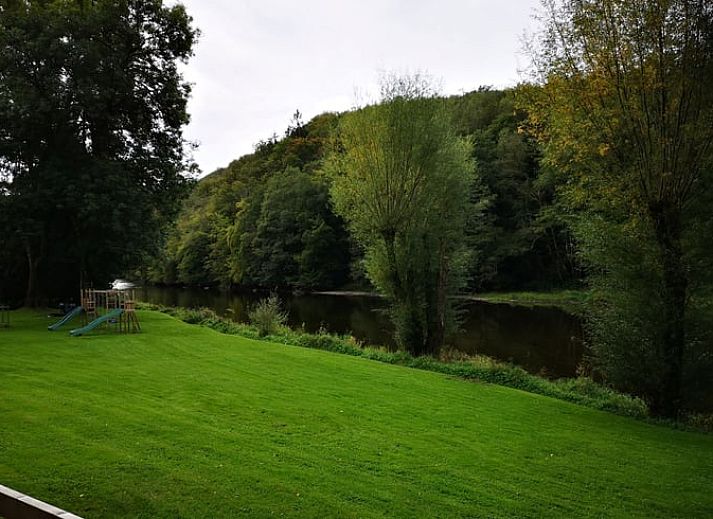 Essecke in Cottage in Bohan, Ferienhaus in den Ardennen, mit Holzausstattung in Bohan, Belgien.