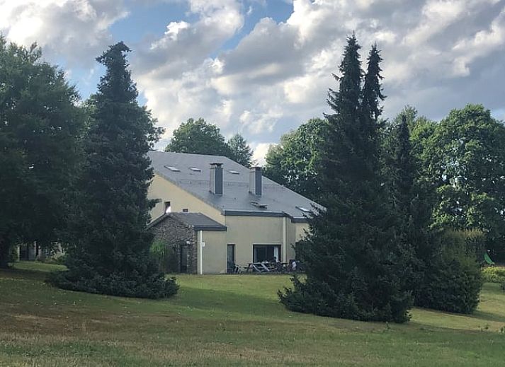 Gezellig vakantiehuisje in Gros Fays omringd door herfstbomen, ideaal gelegen in de Ardennen, Namen, Belgie.