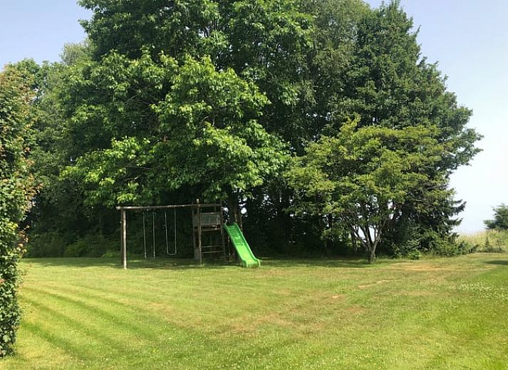 Ontspannen in ligstoelen met uitzicht op de natuur bij Vakantiehuisje in Gros Fays, Ardennen, Namen, Belgie.