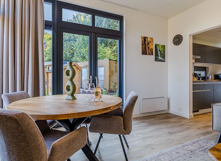 Binnenruimte van 4-persoons lodge 4B1 in Gesves, Ardennen, Belgie met moderne woonkamer en keuken.
