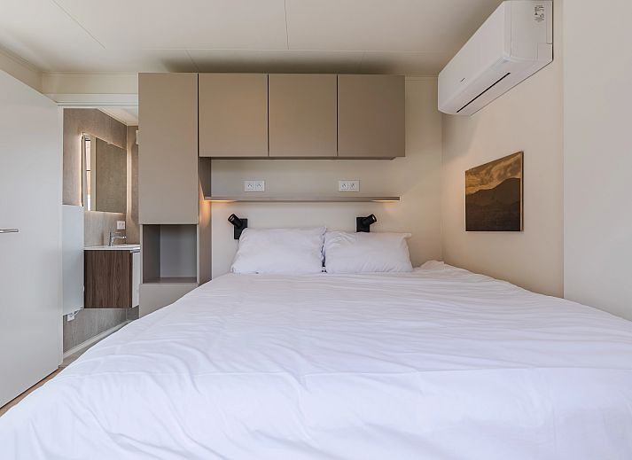 Modernes Wohnzimmer einer Lodge fuer 6 Personen | 4-6B in Gesves, Ardennen. Geniessen Sie von diesem komfortablen Bungalow aus den Blick auf die Natur.