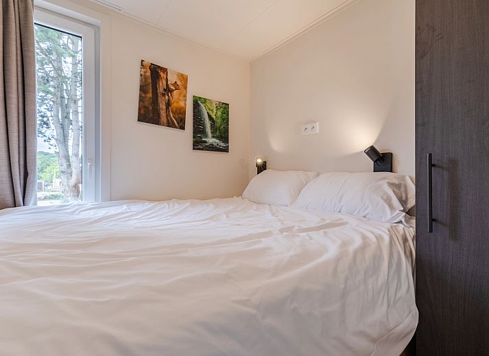 Modernes Wohnzimmer einer Lodge fuer 6 Personen | 4-6B in Gesves, Ardennen. Geniessen Sie von diesem komfortablen Bungalow aus den Blick auf die Natur.