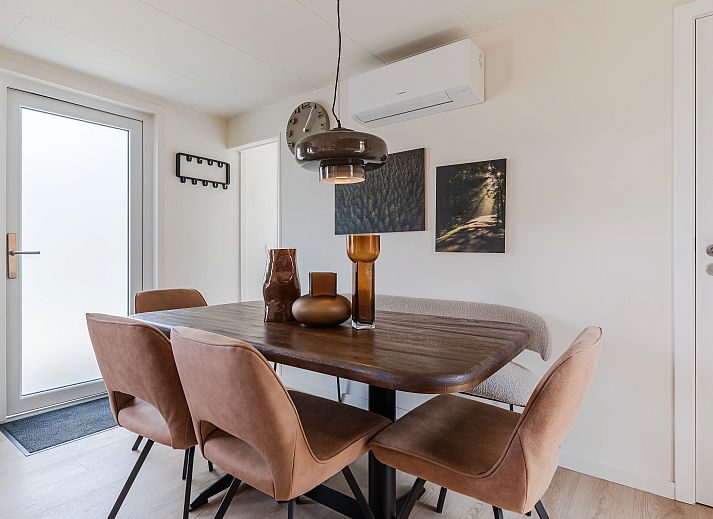 Modernes Wohnzimmer einer Lodge fuer 6 Personen | 4-6B in Gesves, Ardennen. Geniessen Sie von diesem komfortablen Bungalow aus den Blick auf die Natur.