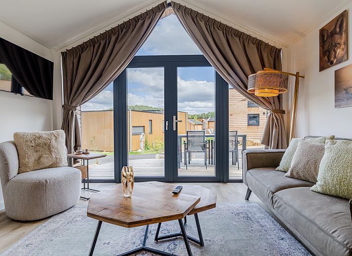 Gemuetliches Ferienhaus fuer 4 Personen 4B2 in Gesves, Ardennen, Belgien mit Holzterrasse und umgeben von Natur.