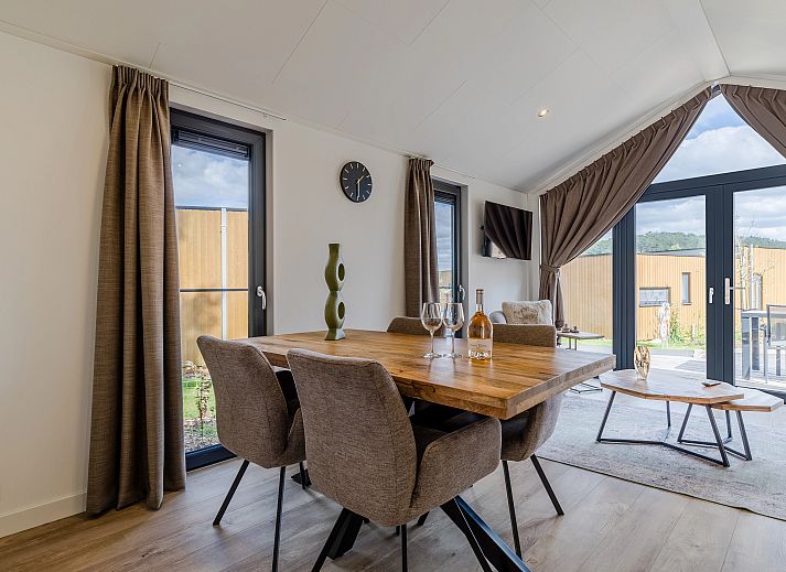 Gemuetliches Ferienhaus fuer 4 Personen 4B2 in Gesves, Ardennen, Belgien mit Holzterrasse und umgeben von Natur.