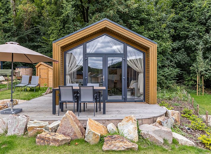 Vrijstaande woning in Gesves, vakantiehuis in de Ardennen, Belgi, met houten terras en groene tuin, omringd door natuur.