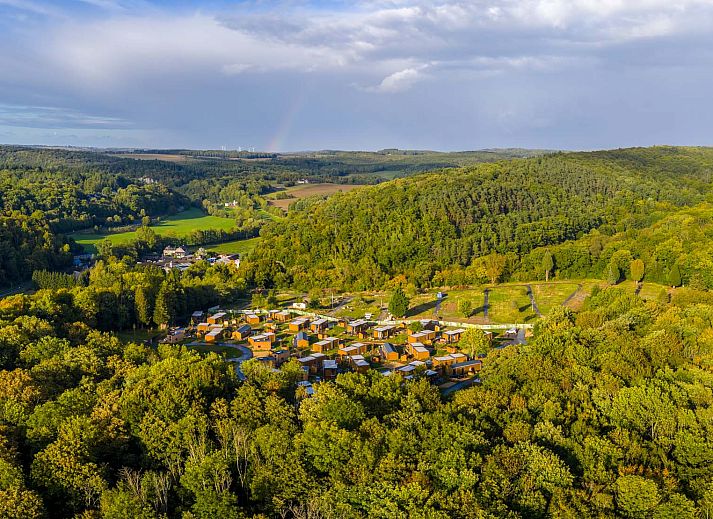Vrijstaande woning in Gesves, Ardennen: modern vakantiehuis met houten terras en groene omgeving, ideaal voor een ontspannen verblijf in Belgi.