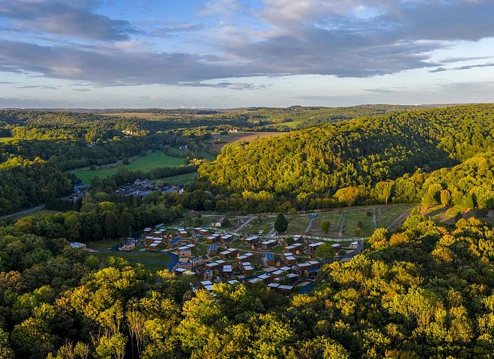 Vrijstaande woning in Gesves, Ardennen: modern vakantiehuis met houten terras en groene omgeving, ideaal voor een ontspannen verblijf in Belgi.