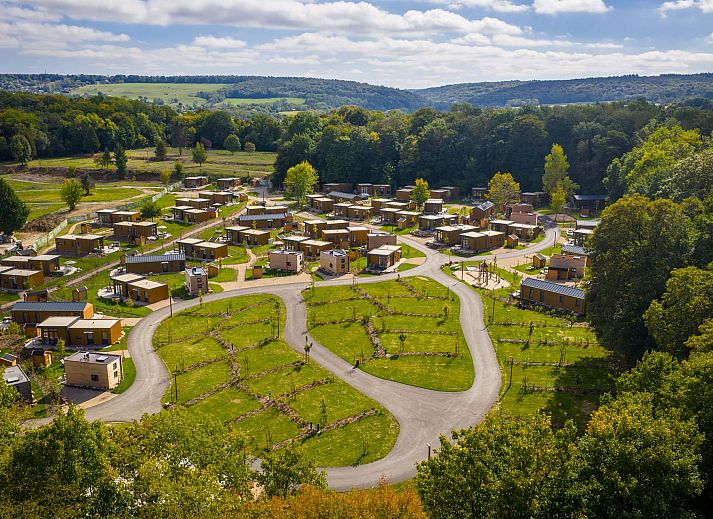 Vrijstaande woning in Gesves, Ardennen: modern vakantiehuis met houten terras en groene omgeving, ideaal voor een ontspannen verblijf in Belgi.