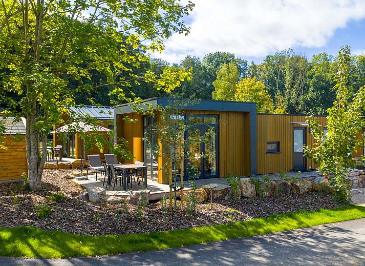Vrijstaande woning in Gesves, Ardennen: modern vakantiehuis met houten terras en groene omgeving, ideaal voor een ontspannen verblijf in Belgi.