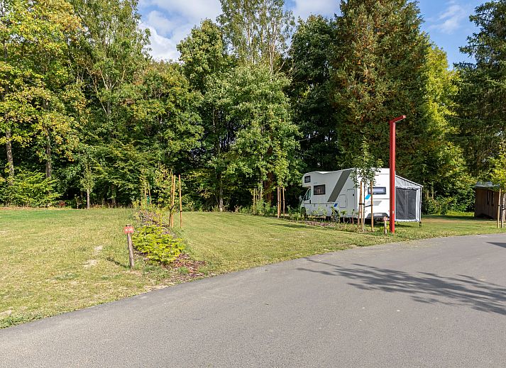 Luxe kampeerplaats C1 in Gesves, Ardennen, Belgie, omringd door groene natuur en rustige omgeving, perfect voor een ontspannen verblijf.