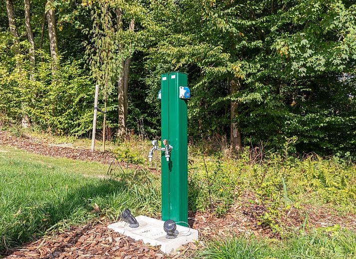 Luxe kampeerplaats C1 in Gesves, Ardennen, Belgie, omringd door groene natuur en rustige omgeving, perfect voor een ontspannen verblijf.