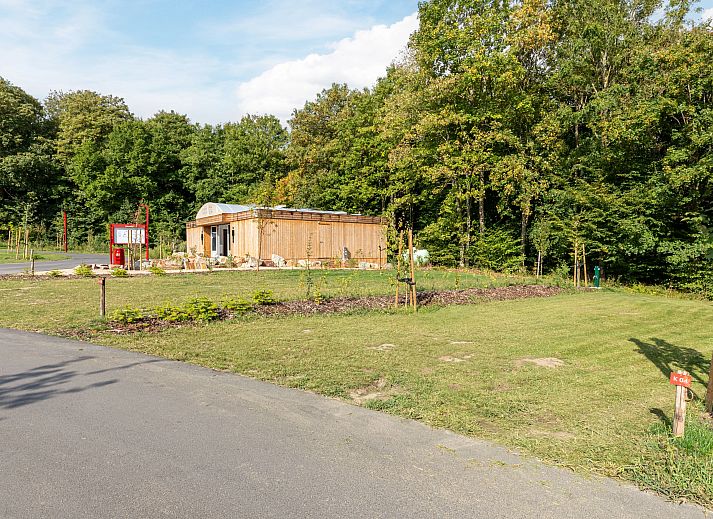 Luxe kampeerplaats C1 in Gesves, Ardennen, Belgie, omringd door groene natuur en rustige omgeving, perfect voor een ontspannen verblijf.