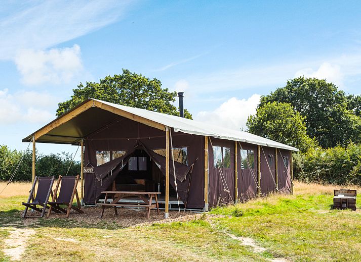 Tenthuisje met warme privedouche in Vresse-sur-Semois, Ardennen, Belgie, biedt glamping luxe met terras en natuurlijke omgeving.