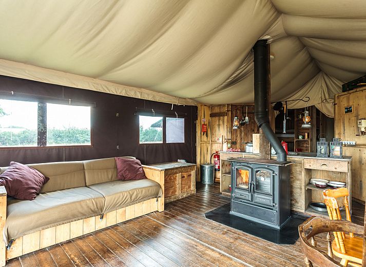 Tenthuisje met warme privedouche in Vresse-sur-Semois, Ardennen, Belgie, biedt glamping luxe met terras en natuurlijke omgeving.