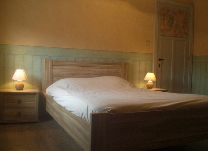Groene tuin met zitplaatsen bij Le Moulin Cognaut vakantiehuis in Vresse-sur-Semois, omgeven door de Ardennen.