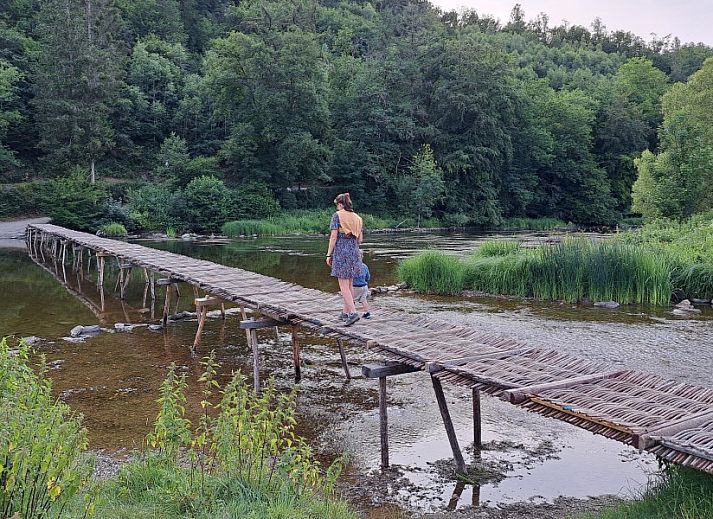 Groene tuin met zitplaatsen bij Le Moulin Cognaut vakantiehuis in Vresse-sur-Semois, omgeven door de Ardennen.