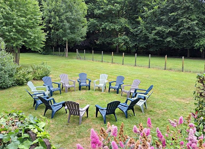 Gezellige eetkamer in Le Moulin Cognaut vakantiehuis, Vresse-sur-Semois, ideaal voor groepsdiners in de Ardennen.