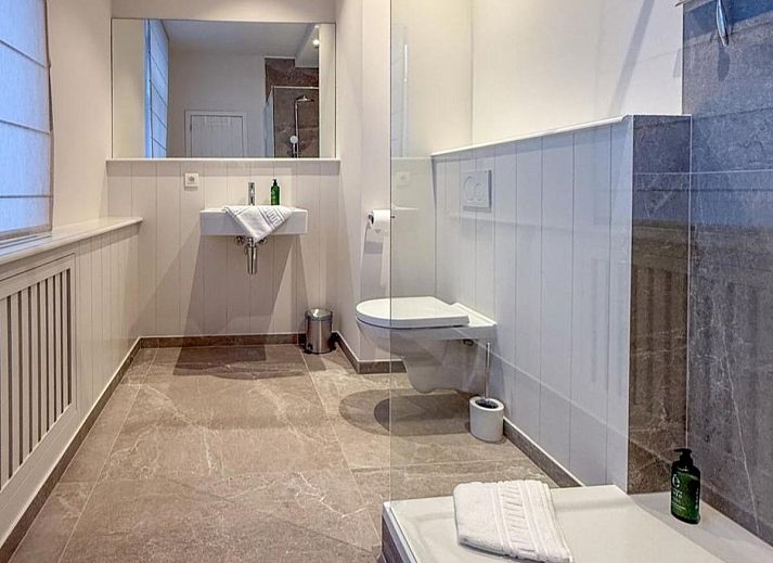 Eleganter Essbereich von "La Nouvelle Marquisette", einem Ferienhaus in Houyet in den Ardennen, Belgien, mit stilvoller Einrichtung und stimmungsvoller Beleuchtung.