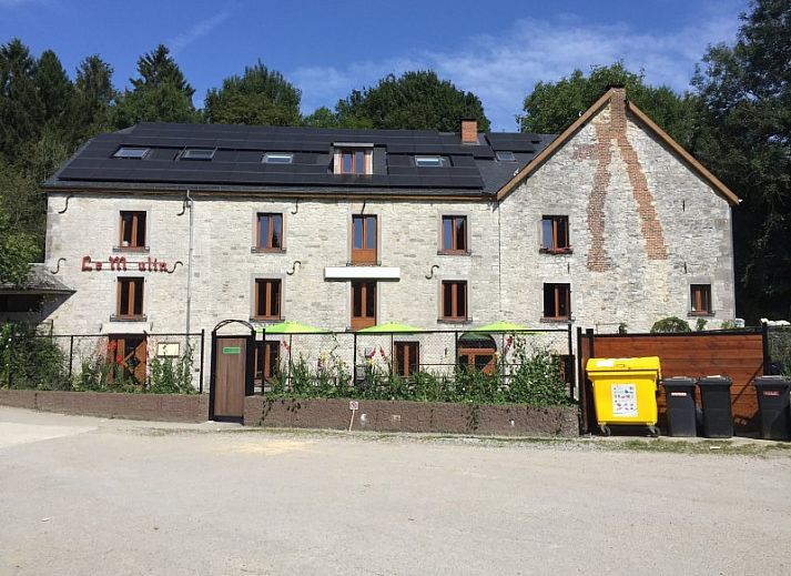 Le Moulin De Romedenne in Philippeville, Ferienhaus in den Ardennen mit charmanter Steinfassade und gruener Umgebung.
