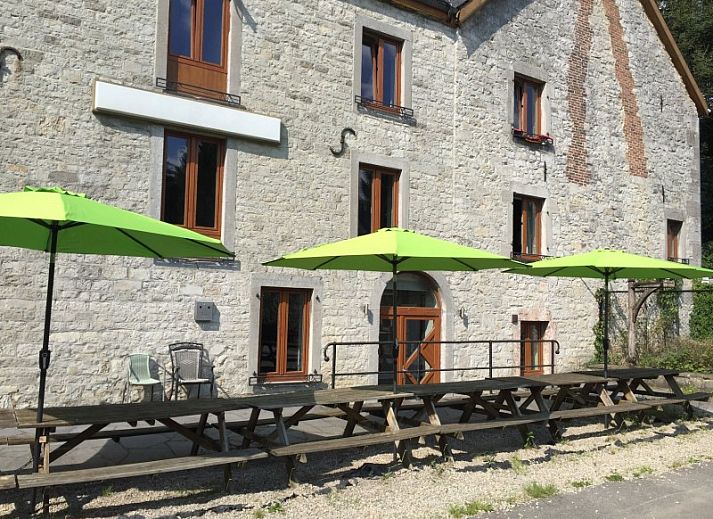 Le Moulin De Romedenne in Philippeville, Ferienhaus in den Ardennen mit charmanter Steinfassade und gruener Umgebung.