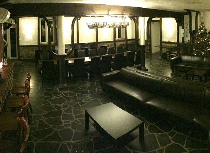 Le Moulin De Romedenne in Philippeville, Ferienhaus in den Ardennen mit charmanter Steinfassade und gruener Umgebung.