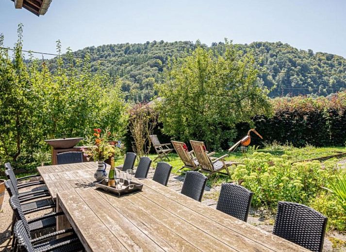 Leora Cosy cottage in Membre, Ardennes, surrounded by green nature and rustic charm, ideal for a relaxing stay.