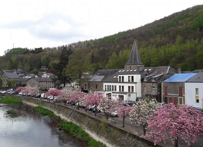 Ferienhaus Juanne in Bohan sur Semois, umgeben von gruener Natur in den Ardennen, Namur, Belgien.