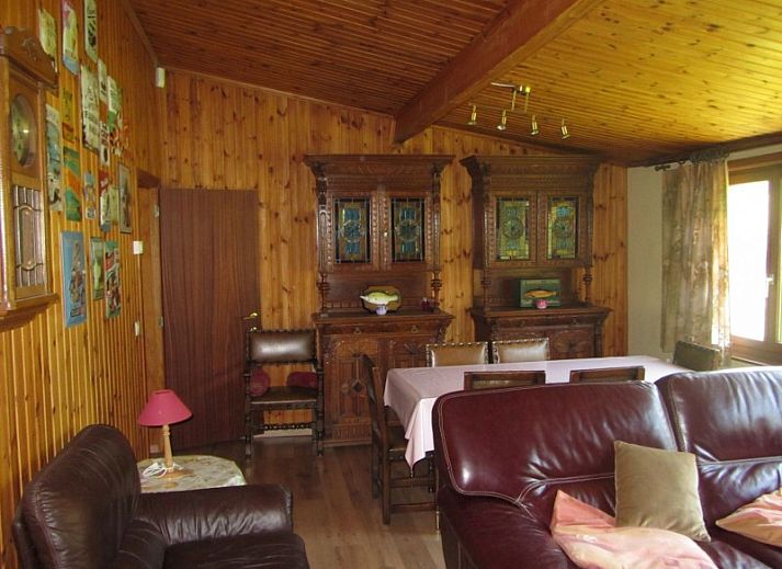 Malerische Ansicht von Bohan sur Semois, in der Naehe von Juanne, mit bluehenden Baeumen und Fluss in den Ardennen, Belgien.