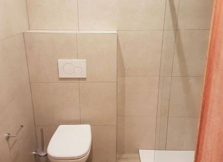 Malerische Ansicht von Bohan sur Semois, in der Naehe von Juanne, mit bluehenden Baeumen und Fluss in den Ardennen, Belgien.