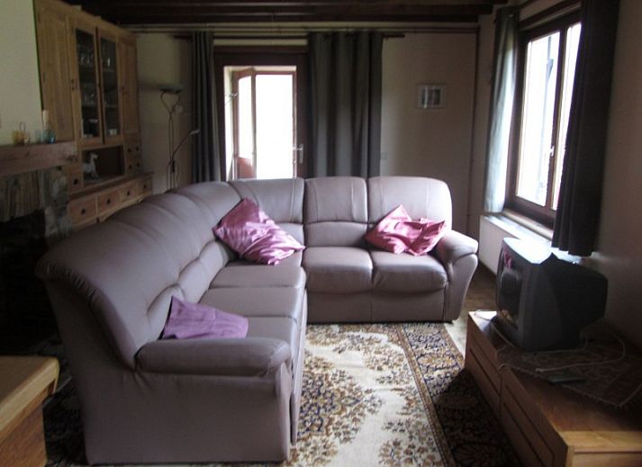 Malerische Ansicht von Bohan sur Semois, in der Naehe von Juanne, mit bluehenden Baeumen und Fluss in den Ardennen, Belgien.