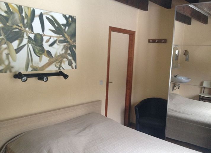 Malerische Ansicht von Bohan sur Semois, in der Naehe von Juanne, mit bluehenden Baeumen und Fluss in den Ardennen, Belgien.