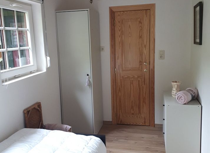 Herbstliche Aussicht vom Chalet Cisland in Bohan sur Semois, Ardennen, mit bunten Baeumen und ruhiger Natur.