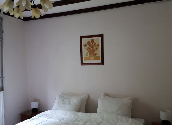 Herbstliche Aussicht vom Chalet Cisland in Bohan sur Semois, Ardennen, mit bunten Baeumen und ruhiger Natur.