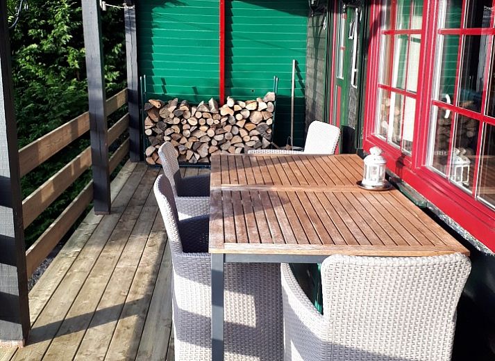 Herbstliche Aussicht vom Chalet Cisland in Bohan sur Semois, Ardennen, mit bunten Baeumen und ruhiger Natur.
