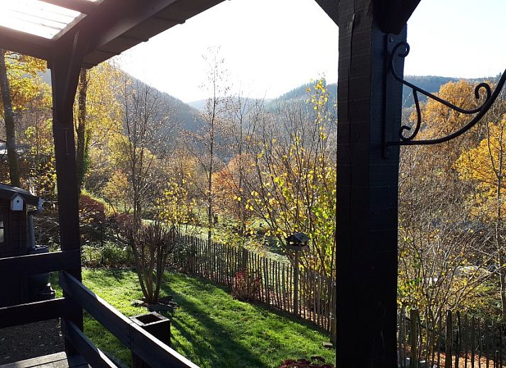 Gemuetliches Wohnzimmer des Chalet Cisland in Bohan sur Semois, Ardennen, mit Holzofen und bequemen Sitzgelegenheiten.